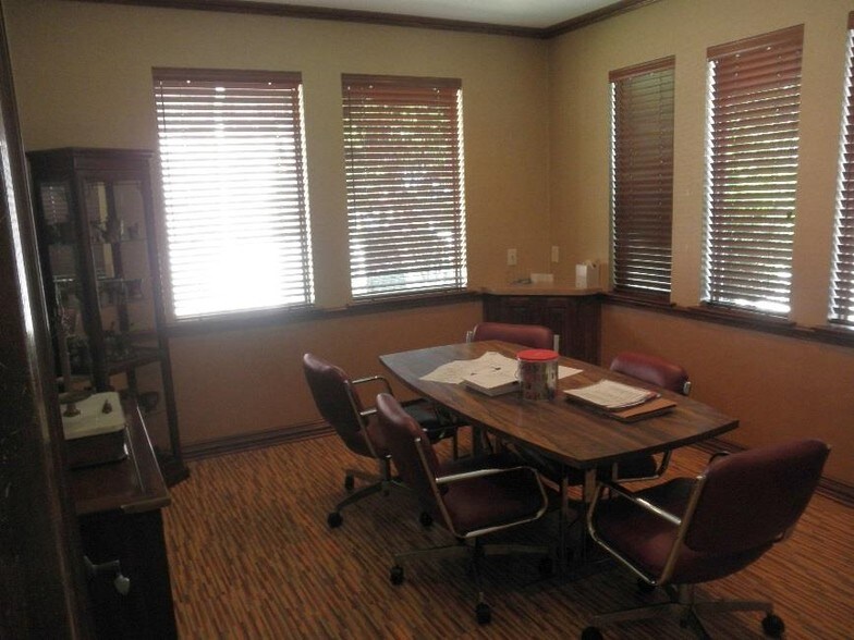 409-411 Harwood Rd, Bedford, TX à louer - Photo du bâtiment - Image 3 de 4