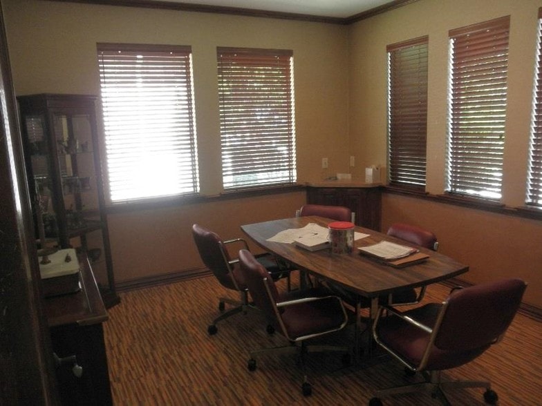 411 Harwood Rd, Bedford, TX à louer - Photo du bâtiment - Image 3 de 4