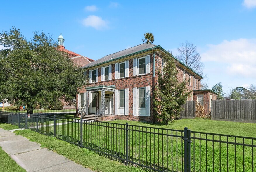 Former Church, School, & Rectory portefeuille de 3 propriétés à vendre sur LoopNet.ca - Photo du bâtiment - Image 2 de 5