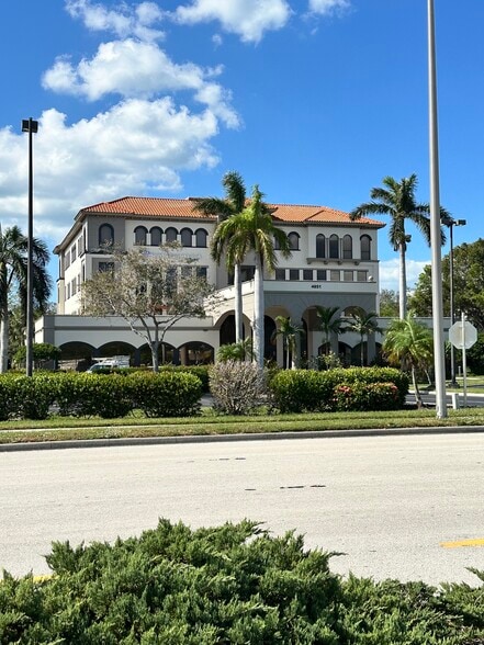 4851 tamiami Trl N, Naples, FL for lease - Building Photo - Image 2 of 22
