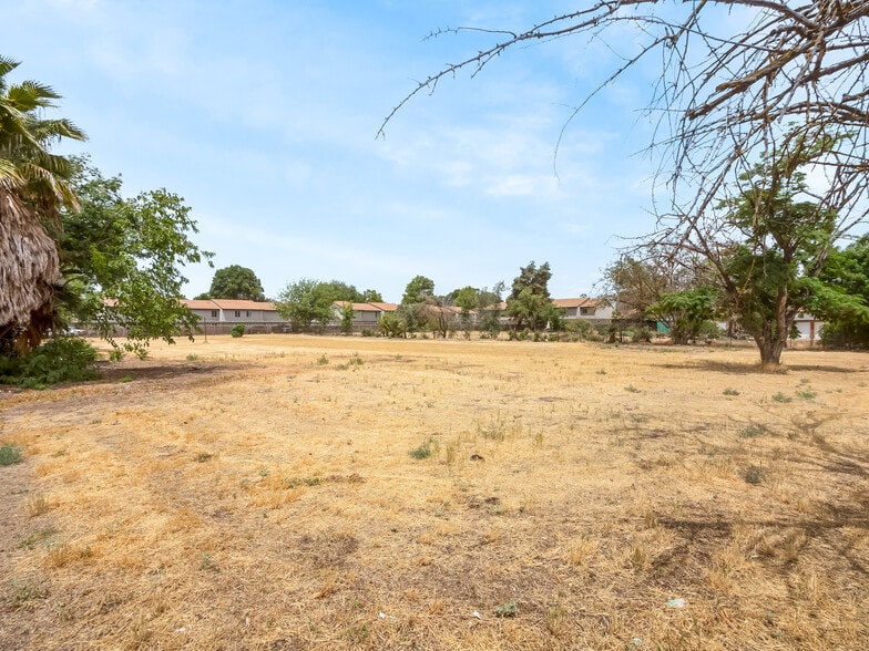 1126 W 7th St, Hanford, CA à vendre - Photo du bâtiment - Image 2 de 7