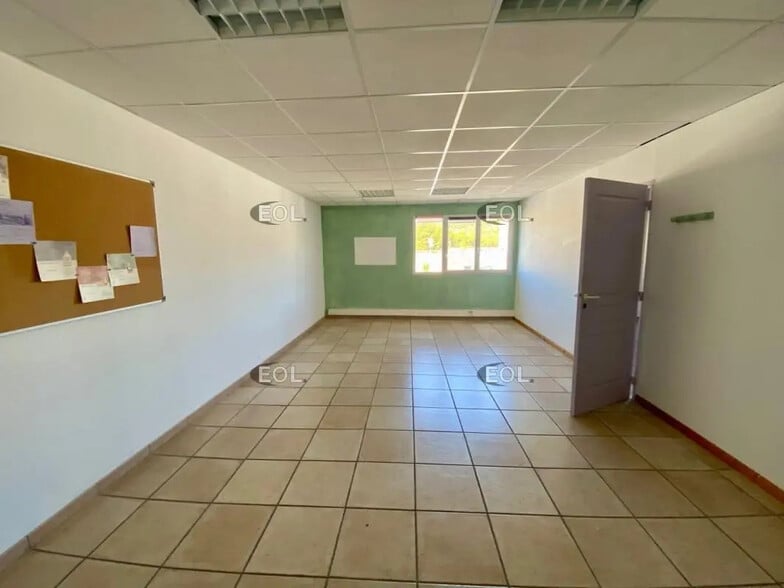 Flex in La Ciotat for lease - Building Photo - Image 3 of 8