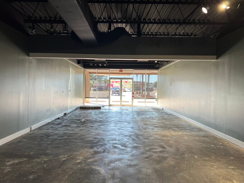 9-27 Eglin Pky NE, Fort Walton Beach, FL à louer - Photo du bâtiment - Image 3 de 10