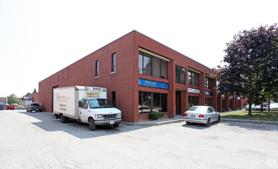 210 Drumlin Cir, Vaughan, ON à louer - Photo du bâtiment - Image 2 de 5