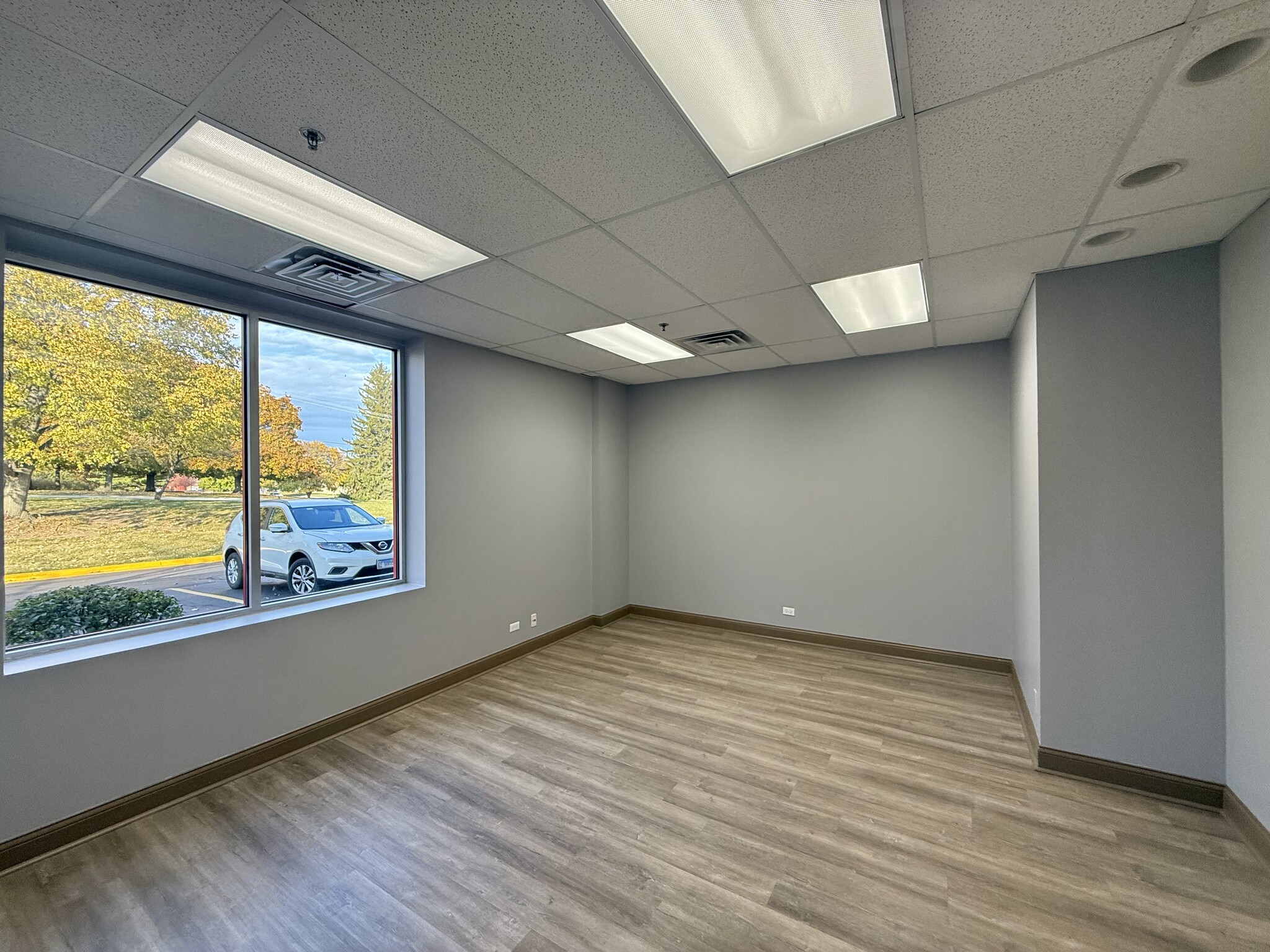 100-112 Terrace Dr, Mundelein, IL for lease Interior Photo- Image 1 of 6