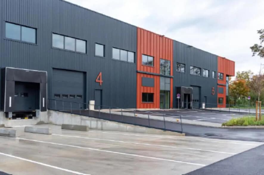 Office in SAINT-OUEN-L'AUMONE for lease - Building Photo - Image 1 of 21