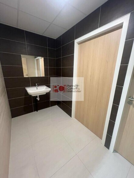 Office in Nîmes for lease - Interior Photo - Image 3 of 3