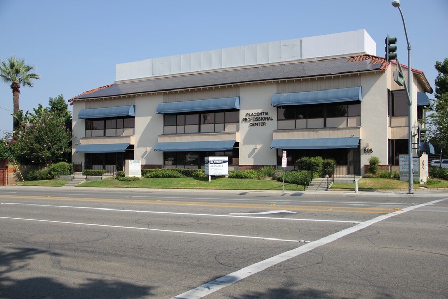 895 E Yorba Linda Blvd, Placentia, CA à louer - Photo du bâtiment - Image 1 de 20