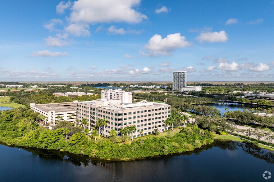 13450 W Sunrise Blvd, Sunrise, FL à louer - Photo du bâtiment - Image 3 de 18