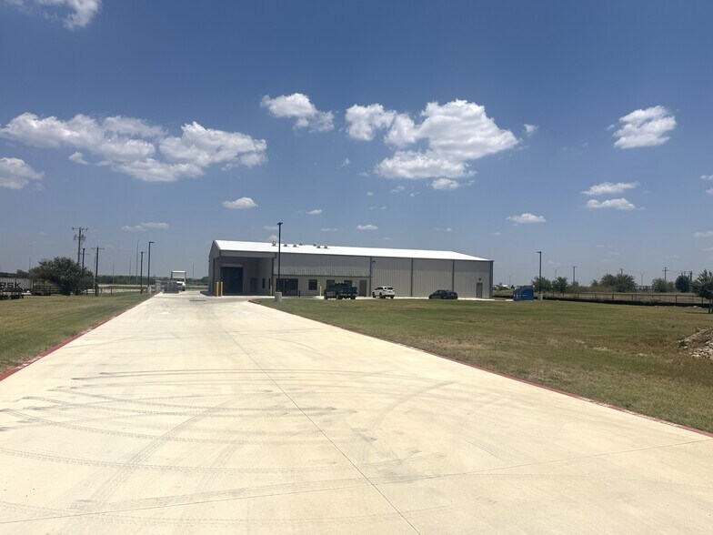 801 County Road 118, Hutto, TX à vendre - Photo du bâtiment - Image 1 de 14