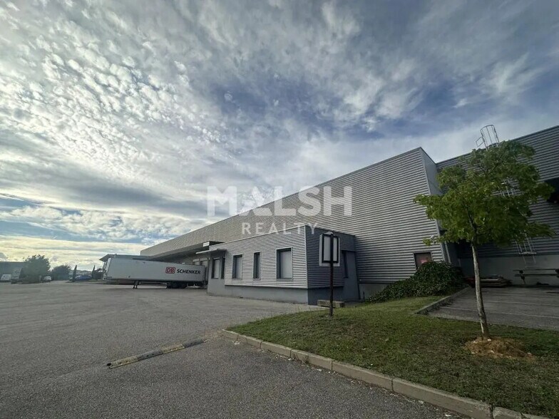 Office in Saint-Priest for lease - Building Photo - Image 2 of 10