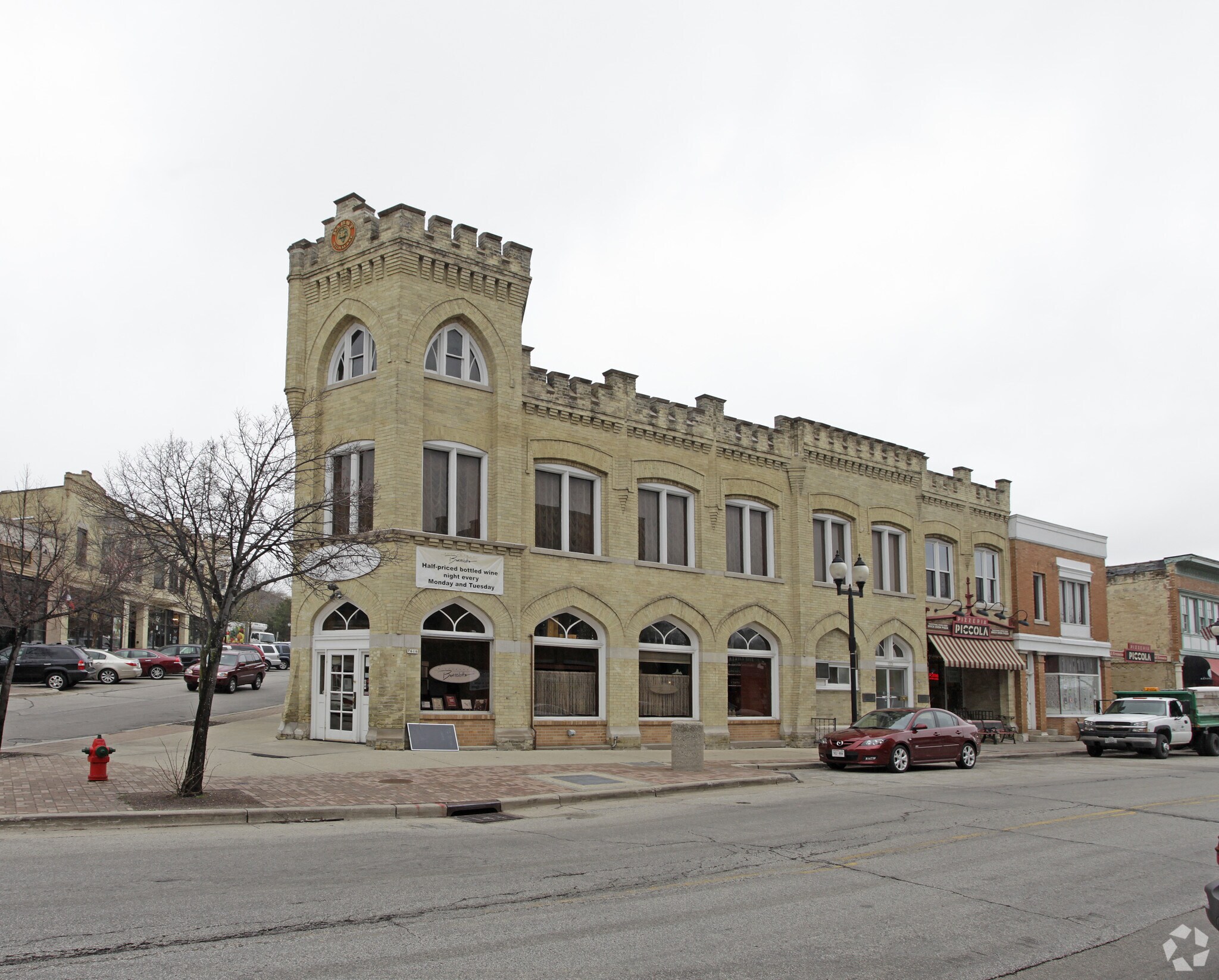 7610 W State St, Wauwatosa, WI for lease Building Photo- Image 1 of 7