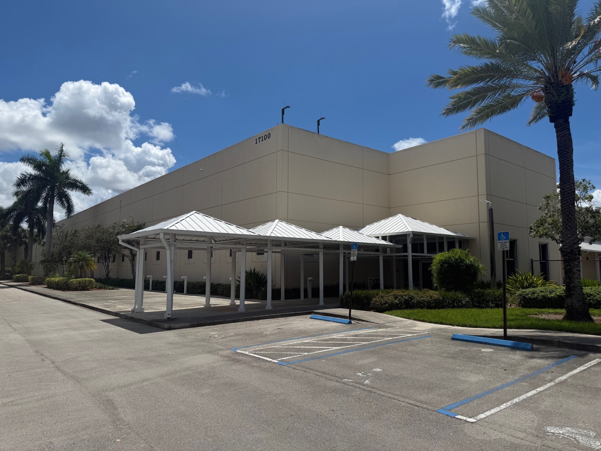 17100 NW 59th Ave, Hialeah, FL à louer Photo du bâtiment- Image 1 de 15