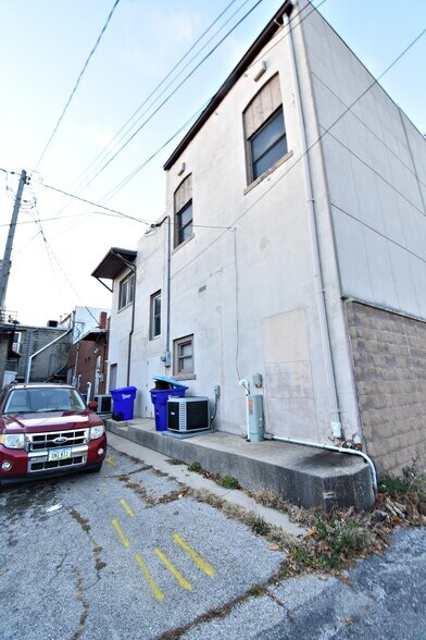 14 E Charles St, Oelwein, IA à vendre - Photo du bâtiment - Image 2 de 15