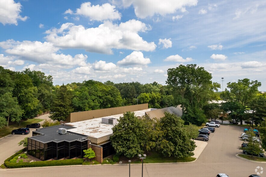 29600 Northwestern Hwy, Southfield, MI à louer - Photo du bâtiment - Image 3 de 6