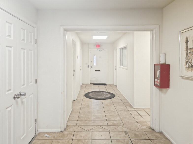 3838-3856 Raymert Dr, Las Vegas, NV à louer - Photo du bâtiment - Image 3 de 7