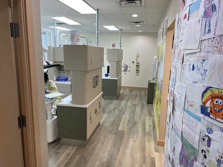 22470 Dewdney Trunk Rd, Maple Ridge, BC for lease - Interior Photo - Image 2 of 24