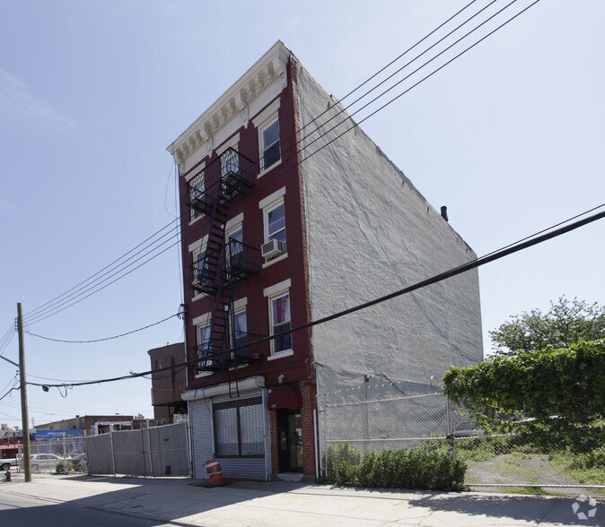 115 Van Brunt St, Brooklyn, NY à louer - Photo du bâtiment - Image 2 de 10