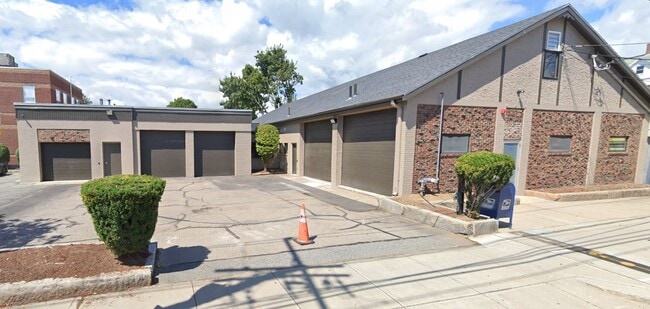 Plus de détails pour 817 Moody St, Waltham, MA - Local d'activités à louer