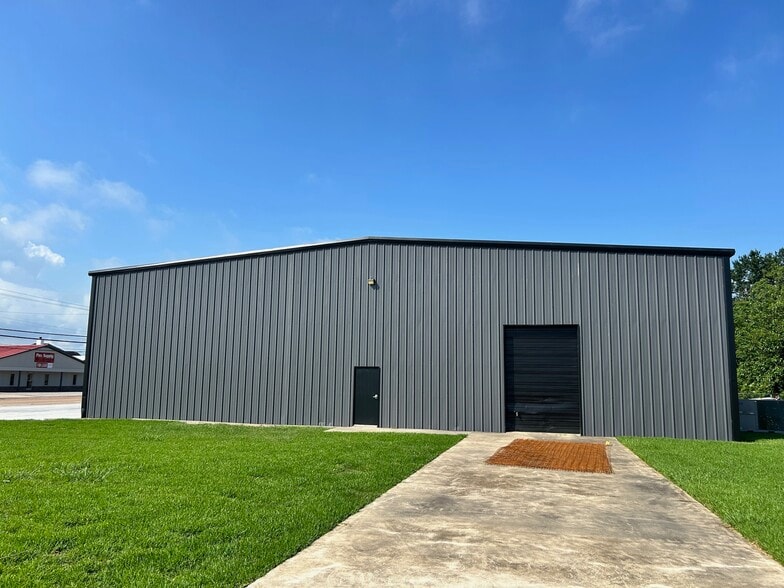 708 Nederland Ave, Nederland, TX à louer - Photo du bâtiment - Image 3 de 8