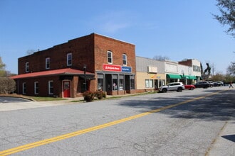 142 N Trade Ave, Landrum, SC à louer Photo du bâtiment- Image 1 de 19