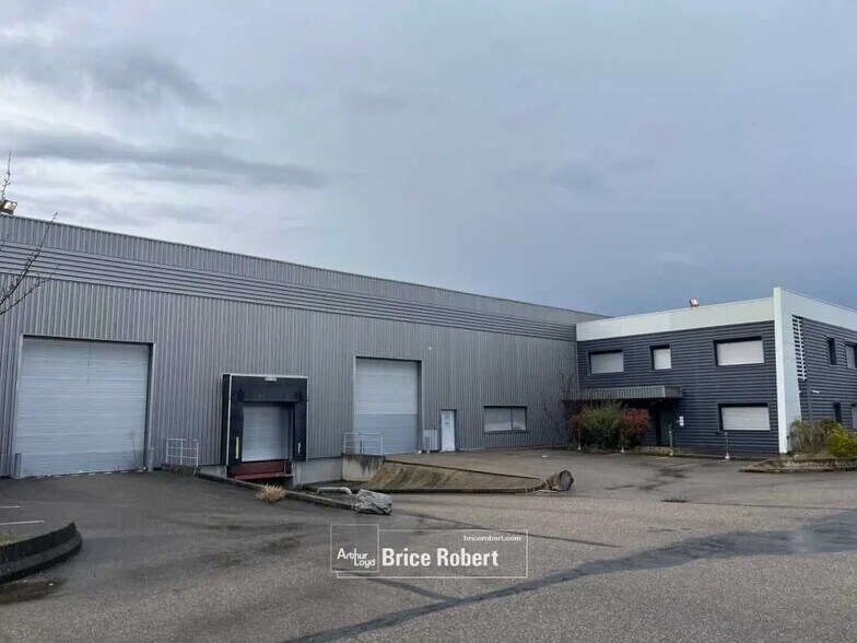 Flex dans Saint-Priest à louer - Photo du bâtiment - Image 3 de 4