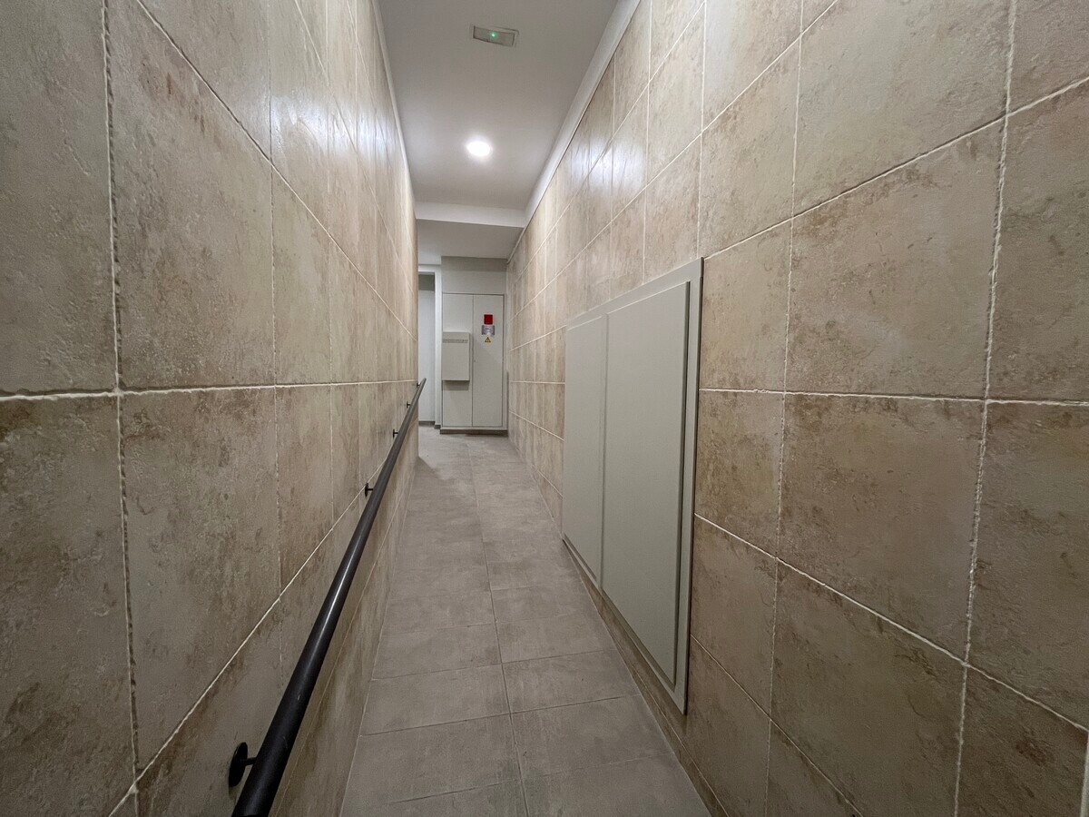 Manresa, BAR 08241 - Unit - - - Interior Photo - Image 2 of 23