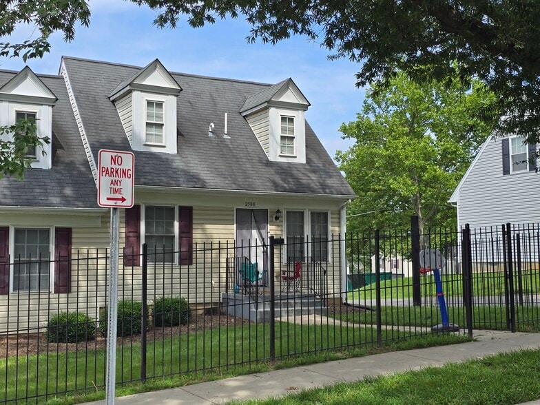 2508 Kent Village Dr, Hyattsville, MD for sale - Primary Photo - Image 1 of 1