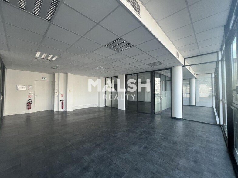 Office in Lyon for lease - Interior Photo - Image 3 of 9