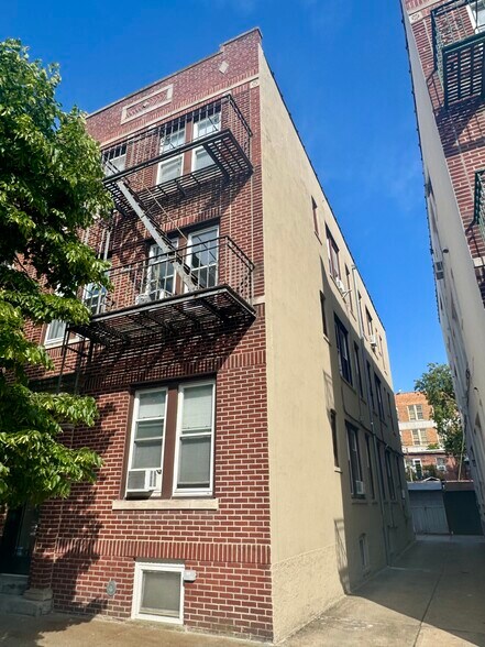 3129 47th St, Astoria, NY à vendre - Photo du bâtiment - Image 1 de 9