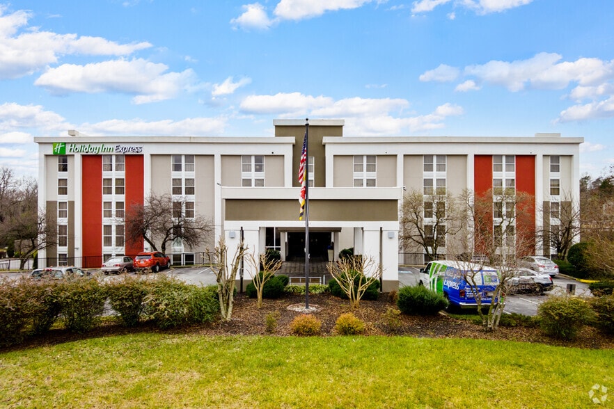 5001 Mercedes Blvd, Camp Springs, MD à vendre - Photo du bâtiment - Image 2 de 6