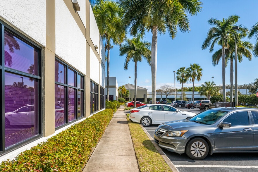 2500 Quantum Lakes Dr, Boynton Beach, FL for lease - Building Photo - Image 3 of 5