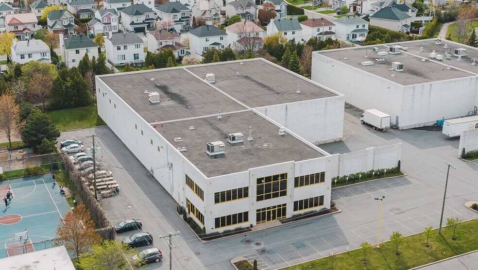 215 Av Voyageur, Pointe-claire, QC à louer - Photo du bâtiment - Image 1 de 11