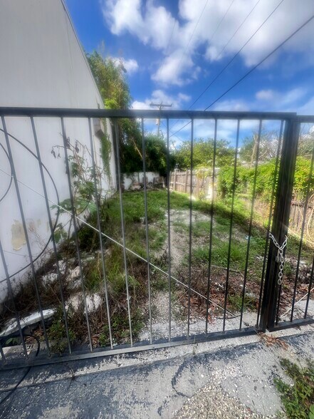 7704 W Hillsborough Ave, Tampa, FL à louer - Photo du bâtiment - Image 3 de 10