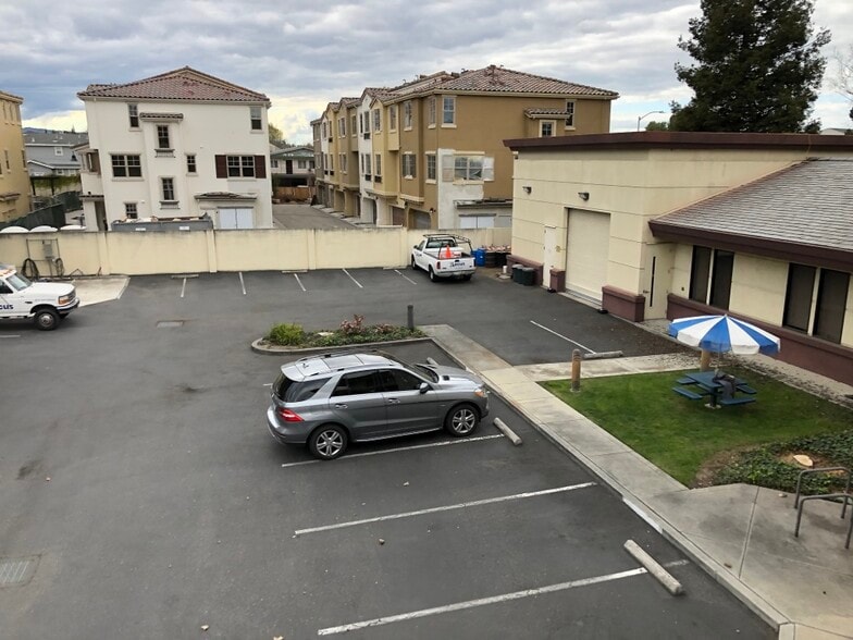 299 Fairchild Dr, Mountain View, CA for lease - Building Photo - Image 3 of 10