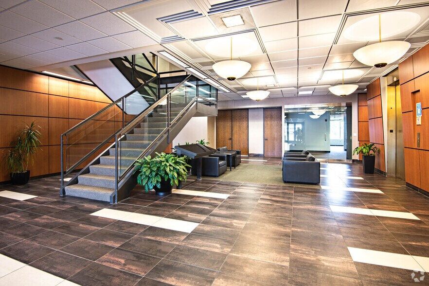 440 S Executive Dr, Brookfield, WI à louer - Hall d’entrée - Image 2 de 4