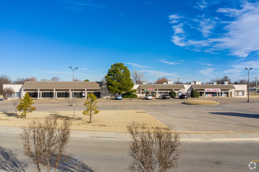 11111 E 41st St, Tulsa, OK à louer - Photo du bâtiment - Image 1 de 34