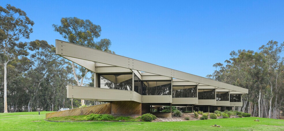 9889 Willow Creek Rd, San Diego, CA à louer - Photo du bâtiment - Image 2 de 8