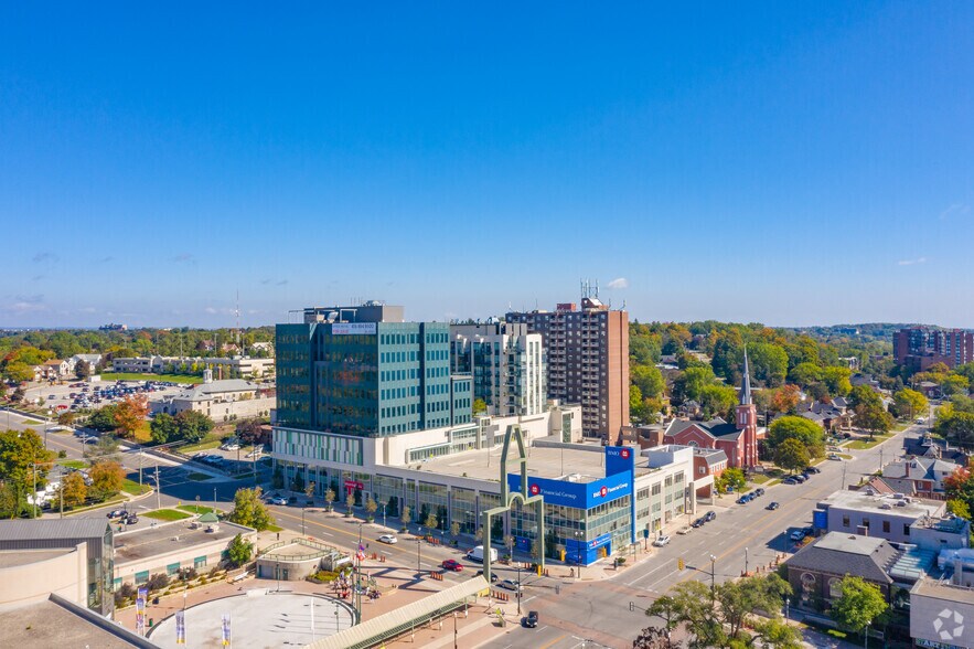 90 Collier St, Barrie, ON à vendre - Photo du bâtiment - Image 1 de 1