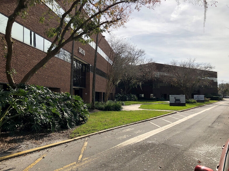 3670 Maguire Blvd, Orlando, FL à louer - Photo du bâtiment - Image 2 de 7