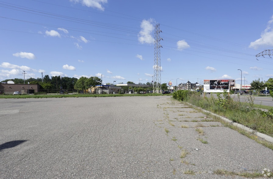 E 46th St, Minneapolis, MN for lease - Building Photo - Image 2 of 6