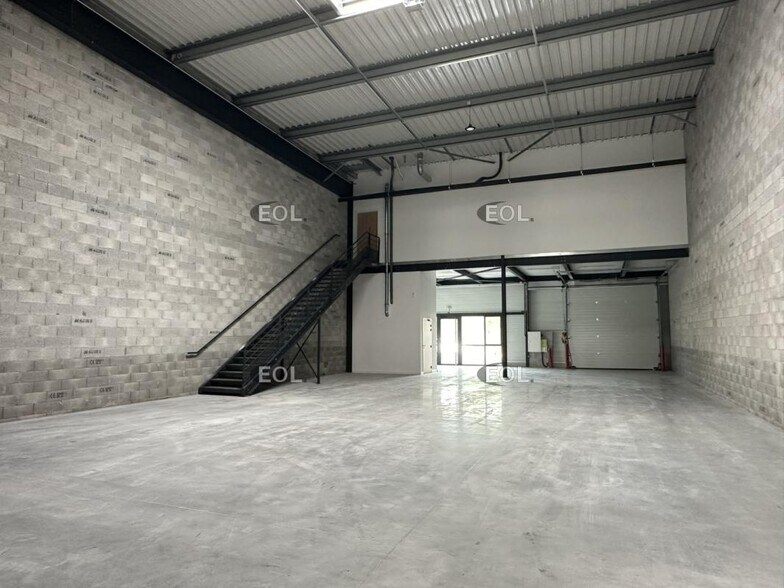 Flex in Lamanon for lease - Building Photo - Image 2 of 4