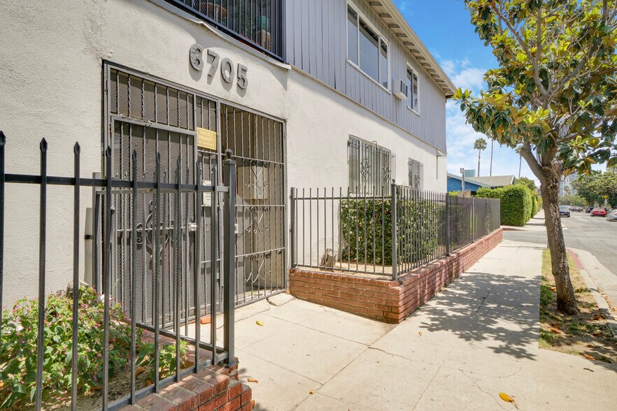 6705 De Longpre Ave, Los Angeles, CA à vendre - Photo du bâtiment - Image 3 de 33