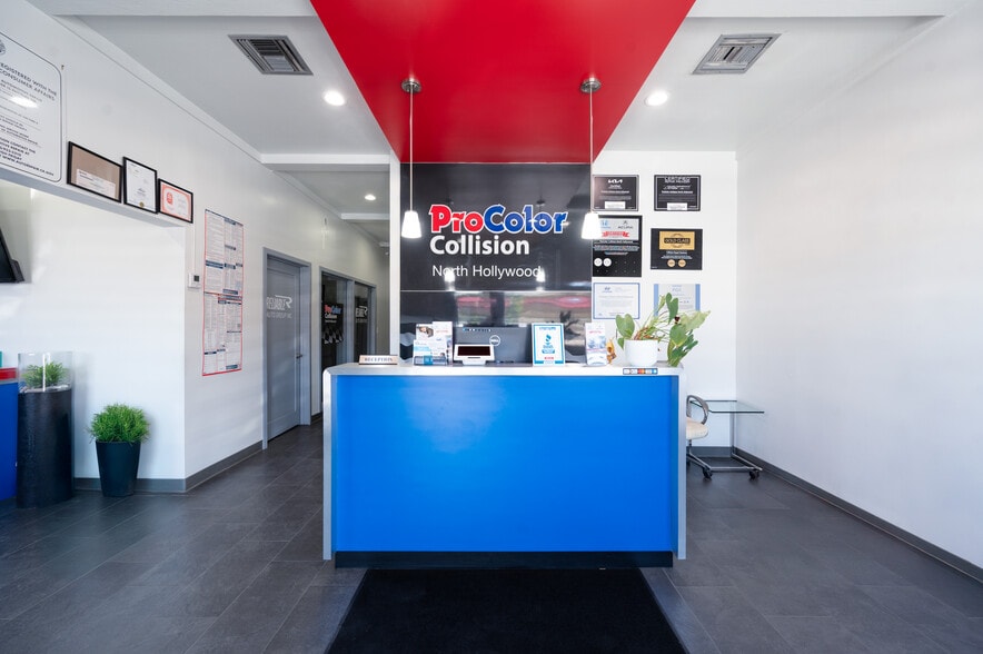 6872 Lankershim Blvd portfolio of 3 properties for sale on LoopNet.ca - Building Photo - Image 3 of 32