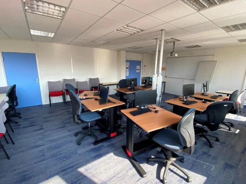 Office in Évry-Courcouronnes for lease - Building Photo - Image 2 of 9