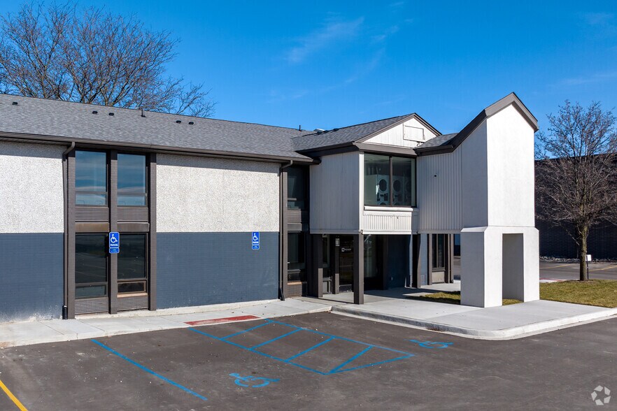 34911 Van Dyke Ave, Sterling Heights, MI à louer - Photo du bâtiment - Image 3 de 60