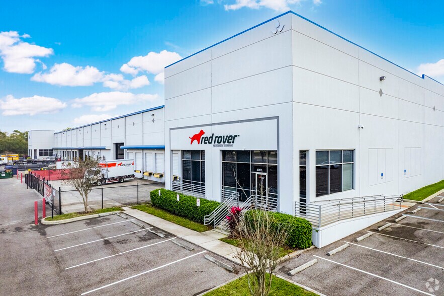 8600-8655 Elm Fair Blvd, Tampa, FL à louer - Photo du bâtiment - Image 2 de 35