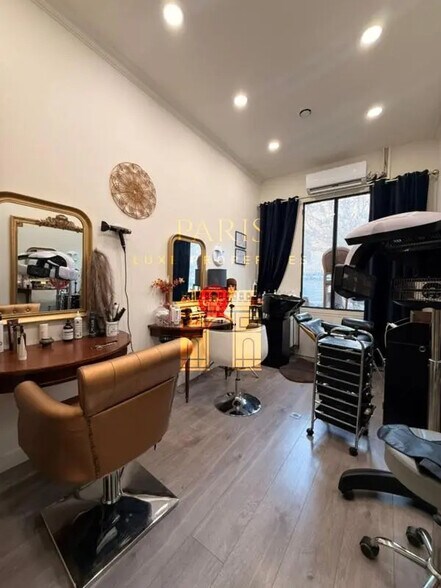 Retail in Levallois-Perret for lease - Interior Photo - Image 2 of 8