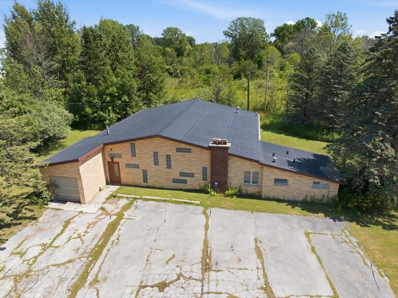 1801 Johnston Dr, Manitowoc, WI for sale - Building Photo - Image 3 of 15