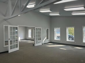 335 Robin Way, Saskatoon, SK for lease Interior Photo- Image 1 of 5